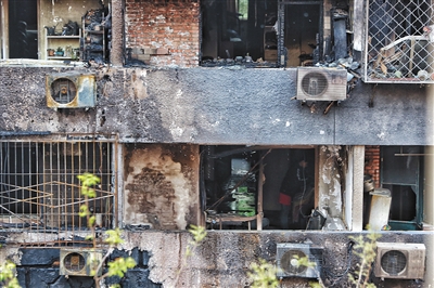 爆燃后的居民樓現(xiàn)場。