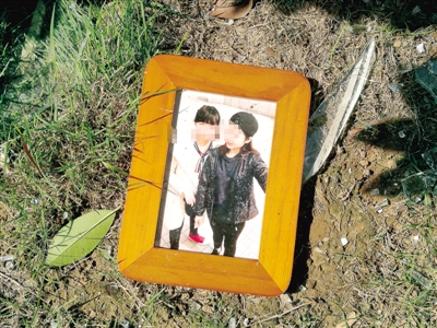 爆炸發(fā)生后，散落在外的物品