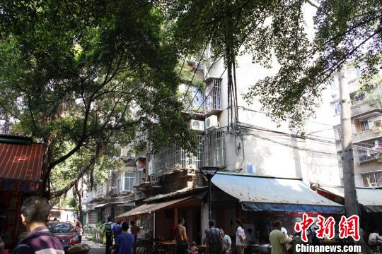 圖為煤氣爆燃民房。 朱柳融 攝